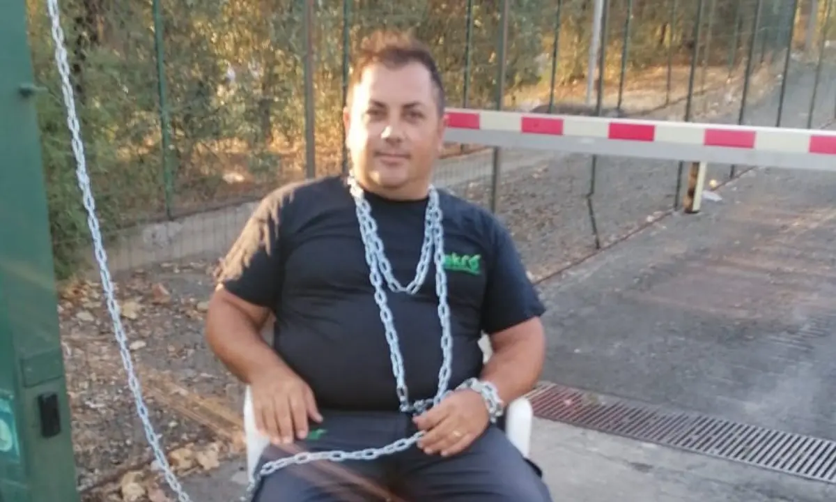 Corigliano Rossano, torna a lavoro dopo un infortunio: l'azienda lo sospende e lui si incatena