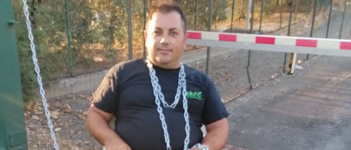 Corigliano Rossano, torna a lavoro dopo un infortunio: l'azienda lo sospende e lui si incatena