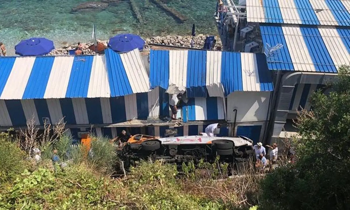 Minibus precipita in una scarpata a Capri: un morto e una decina feriti - LIVE