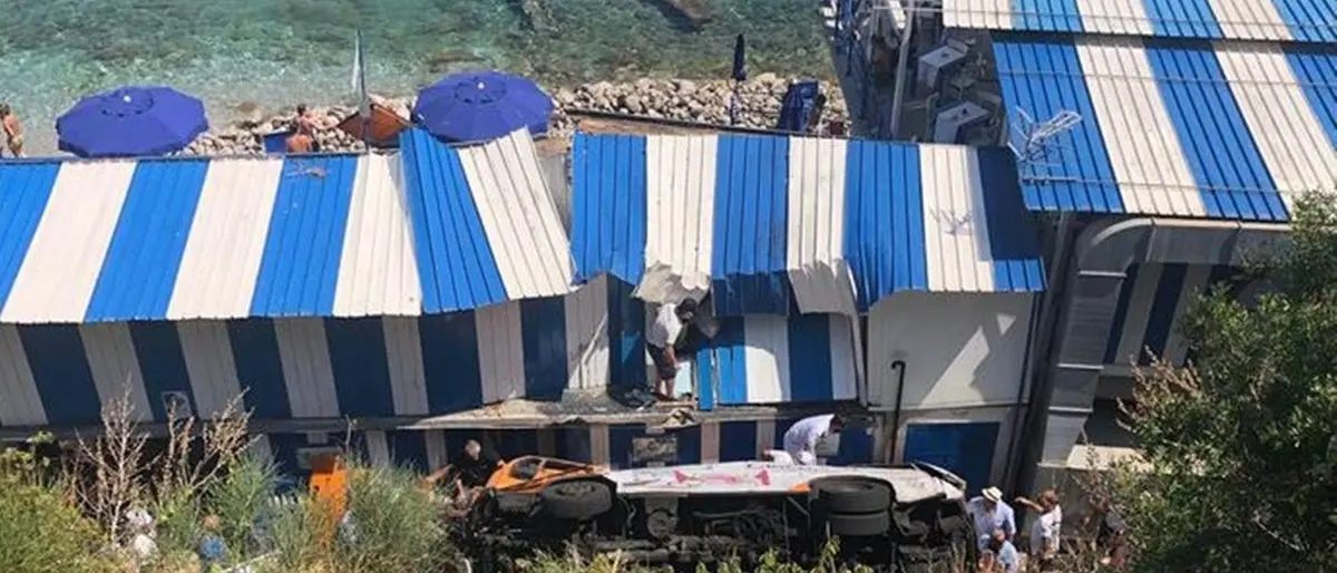 Minibus precipita in una scarpata a Capri: un morto e una decina feriti - LIVE