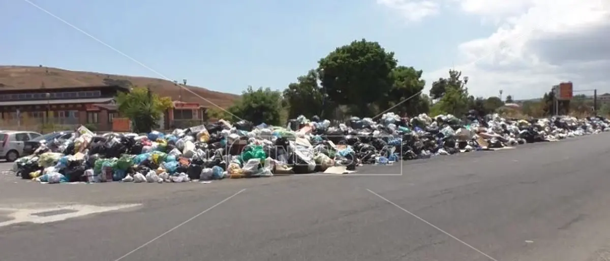 Crotone, ordinanza del sindaco: la spazzatura sarà raccolta e stoccata fuori città