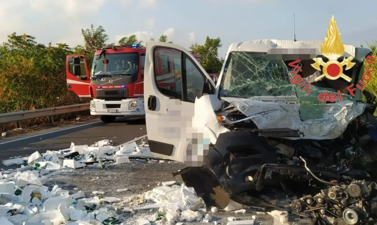 Un morto nello scontro tra un furgone e un’auto a Tortora Marina