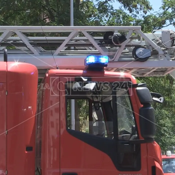 Cosenza, in fiamme l’auto di una psicologa dell’Asp: indagini sulla natura dell’incendio