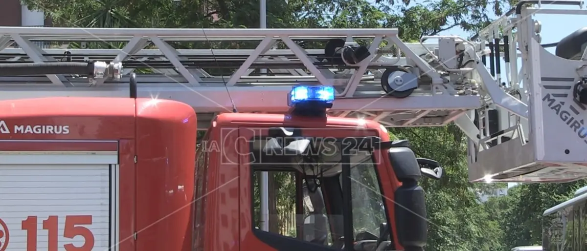 Cosenza, in fiamme l’auto di una psicologa dell’Asp: indagini sulla natura dell’incendio