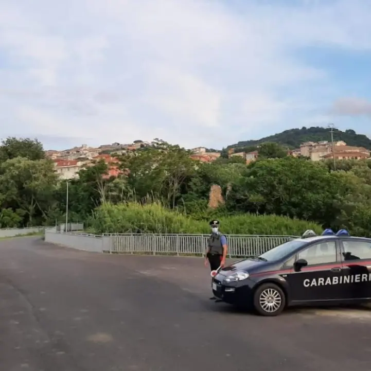 Maida, le rubano i risparmi dopo averla minacciata e picchiata: arrestati coniugi