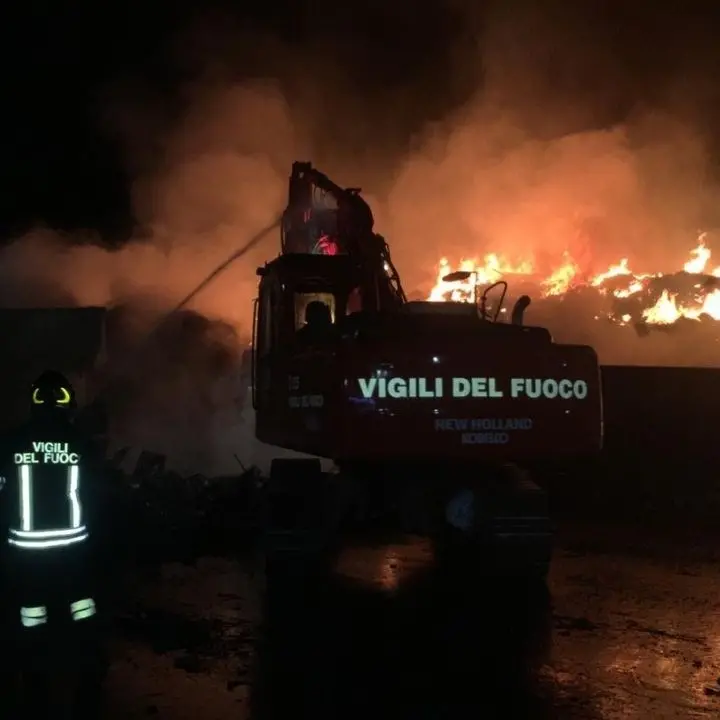 Vasto incendio in un’azienda di rifiuti nel Reggino, pompieri al lavoro da 18 ore
