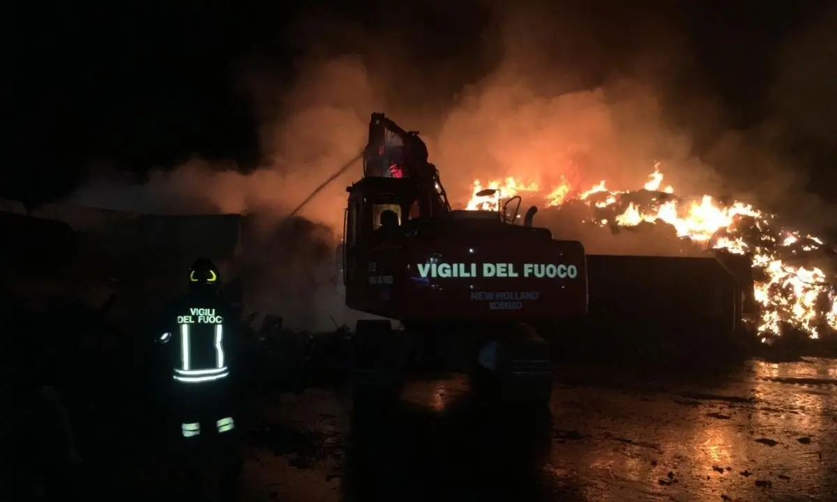 Vasto incendio in un’azienda di rifiuti nel Reggino, pompieri al lavoro da 18 ore