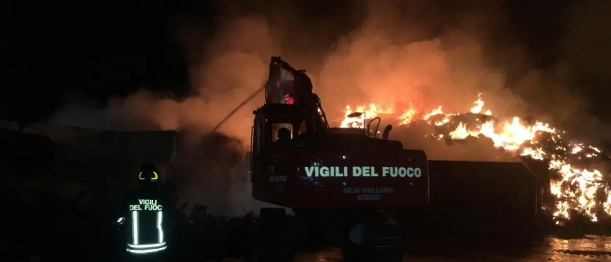 Vasto incendio in un’azienda di rifiuti nel Reggino, pompieri al lavoro da 18 ore