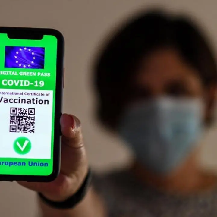 Green pass, i vaccinati dell’ultima ora potrebbero non arrivare con le carte in regola al 6 agosto