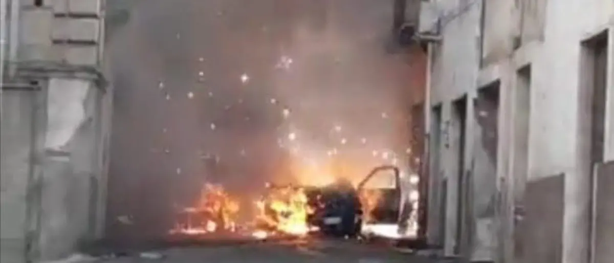 Corigliano-Rossano, auto in fiamme in pieno giorno: il proprietario è un pregiudicato