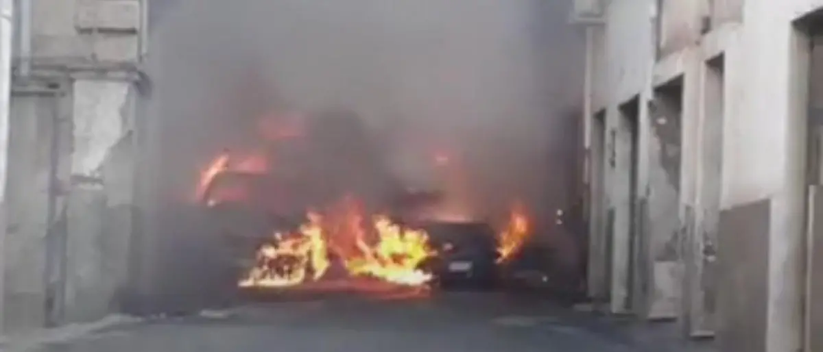 Corigliano Rossano, auto in fiamme e pestaggio: si sospetta una spedizione punitiva