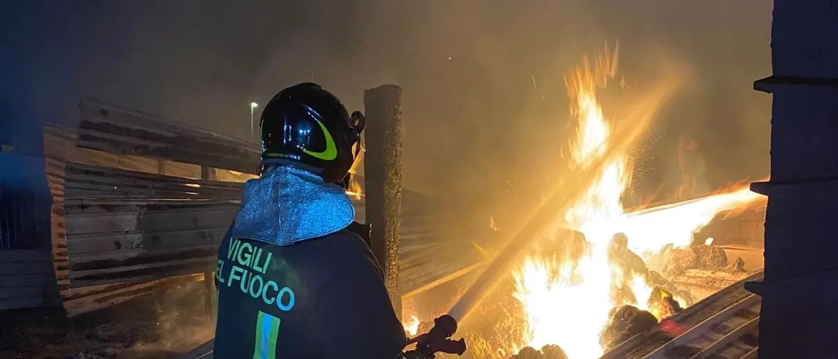 Corigliano Rossano, capannone in fiamme nella notte: probabile matrice dolosa