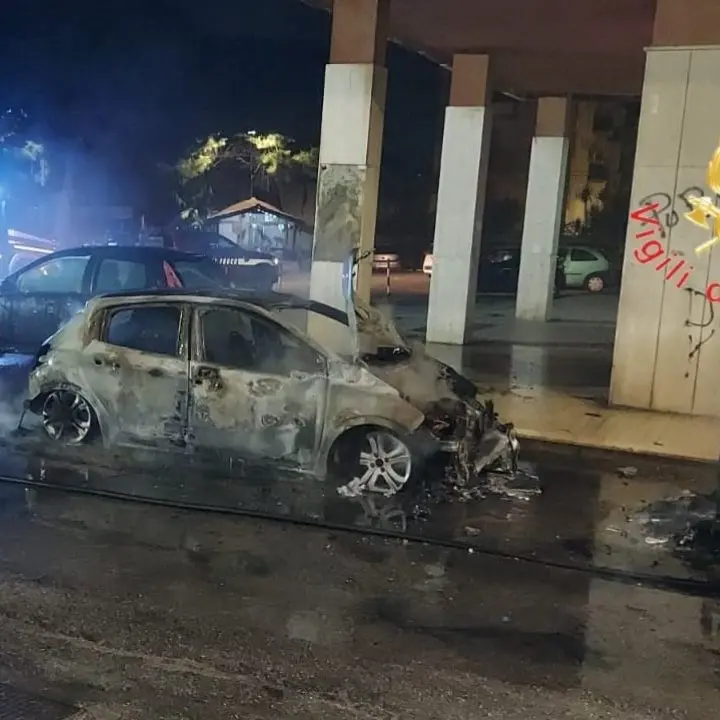 Notte di fuoco a Catanzaro: quattro auto distrutte da un incendio