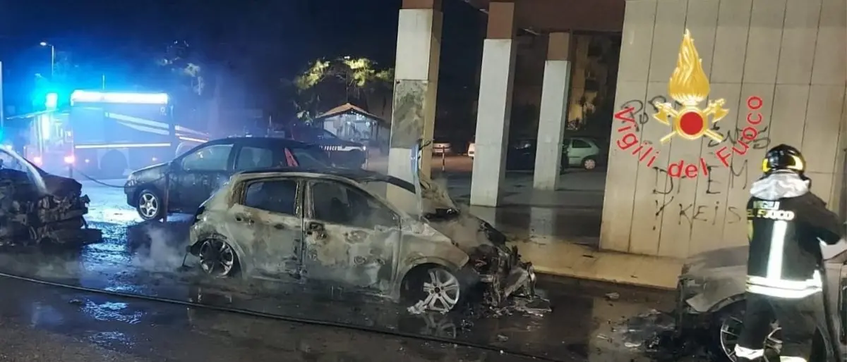 Notte di fuoco a Catanzaro: quattro auto distrutte da un incendio