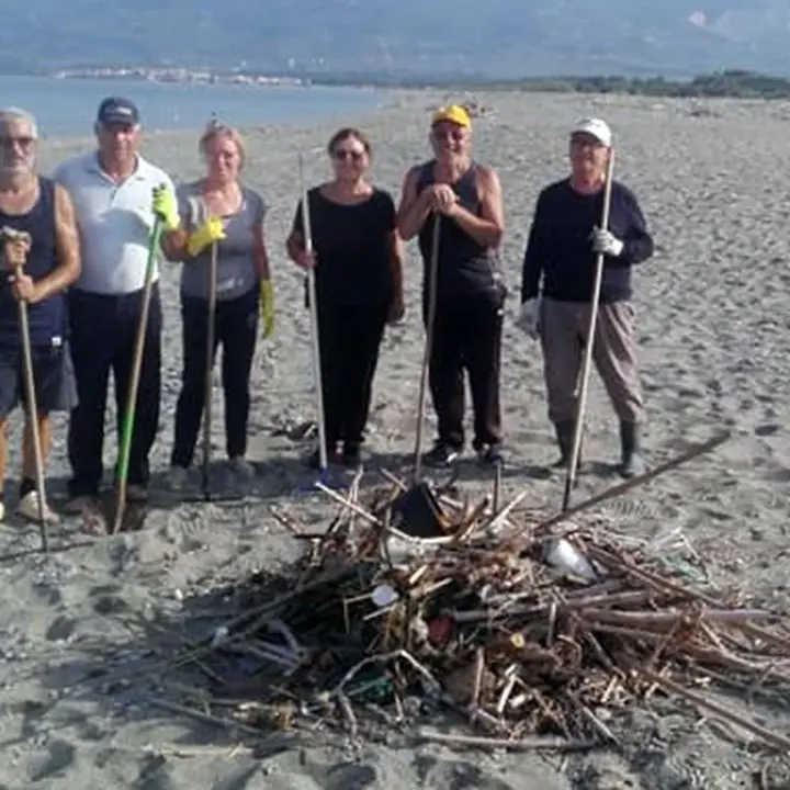 Lamezia, cittadini costretti a pulire da soli la spiaggia contro l’inerzia del Comune