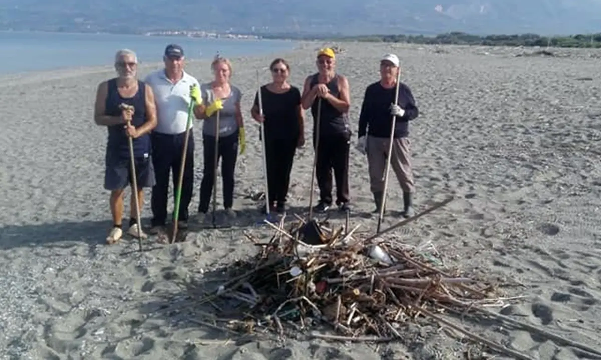 Lamezia, cittadini costretti a pulire da soli la spiaggia contro l’inerzia del Comune