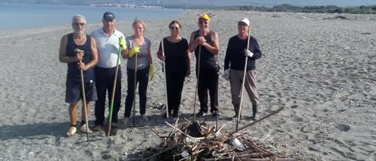 Lamezia, cittadini costretti a pulire da soli la spiaggia contro l’inerzia del Comune