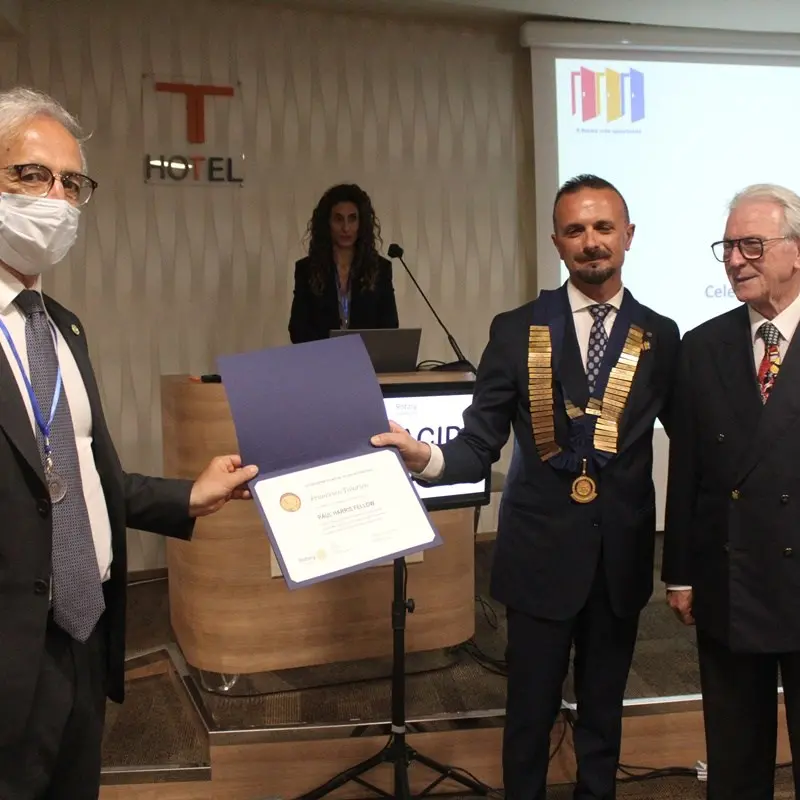 Covid, lungimiranza e impegno nella campagna vaccinale: a Catanzaro premiato il dottor Talarico