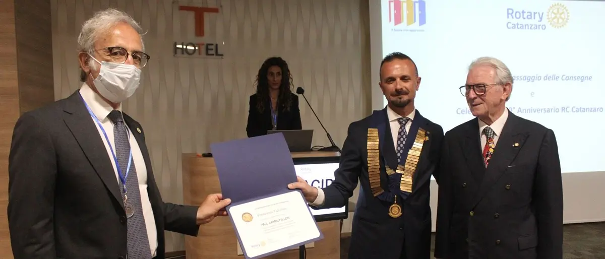 Covid, lungimiranza e impegno nella campagna vaccinale: a Catanzaro premiato il dottor Talarico