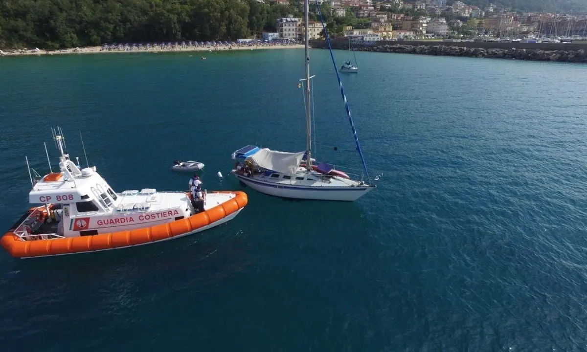 Barca alla deriva nelle acque del Vibonese: sei persone salvate dalla capitaneria