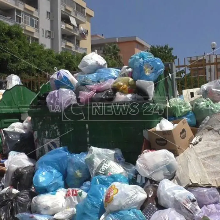 Rifiuti Crotone, prosegue la rimozione straordinaria. La ditta: «Raccolte 400 tonnellate»