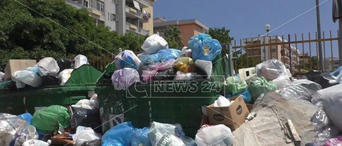 Rifiuti Crotone, prosegue la rimozione straordinaria. La ditta: «Raccolte 400 tonnellate»