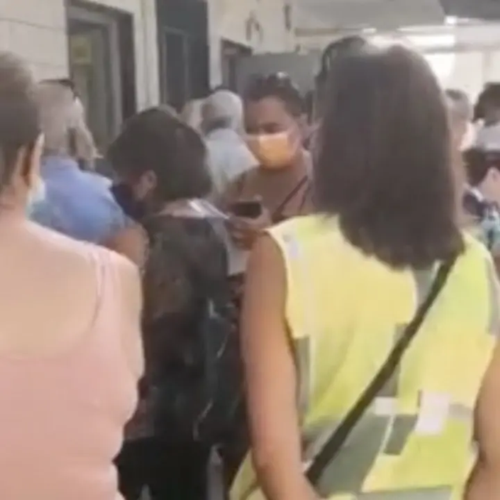 Corigliano Rossano, alle Poste in fila sotto il sole: cittadini in protesta e Comune pronto alla diffida