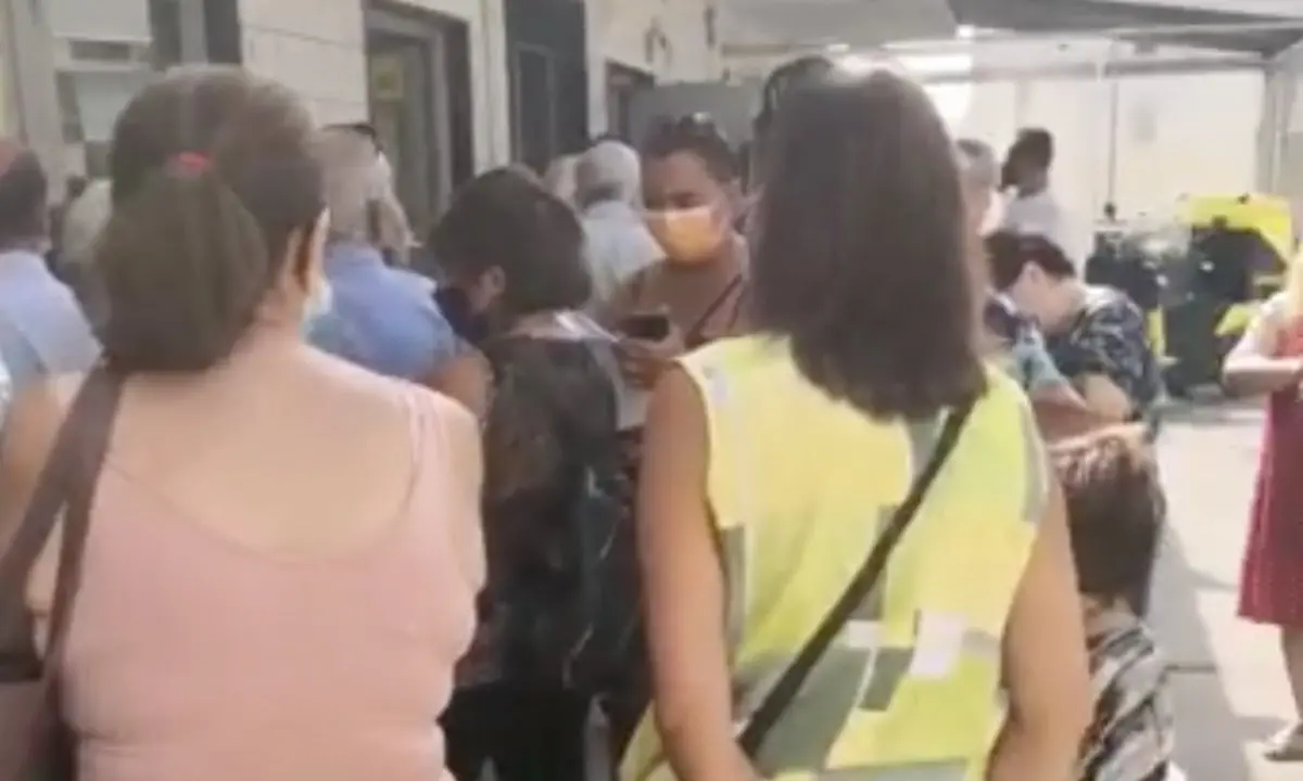 Corigliano Rossano, alle Poste in fila sotto il sole: cittadini in protesta e Comune pronto alla diffida