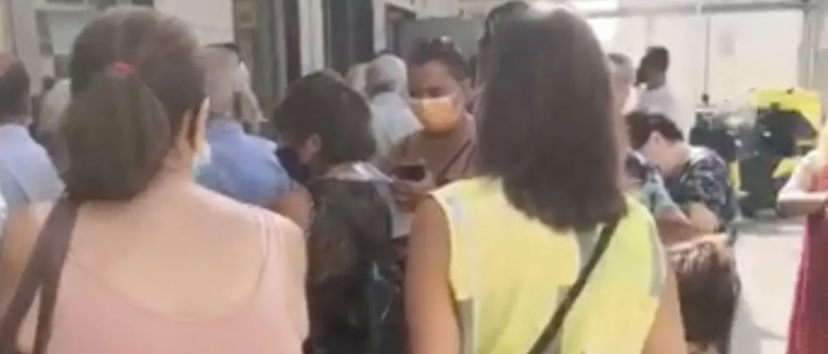 Corigliano Rossano, alle Poste in fila sotto il sole: cittadini in protesta e Comune pronto alla diffida