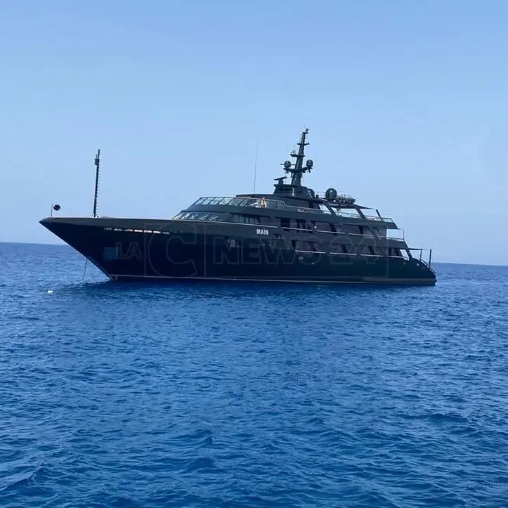 Il mega-yacht di Giorgio Armani avvistato al largo di Capo Vaticano