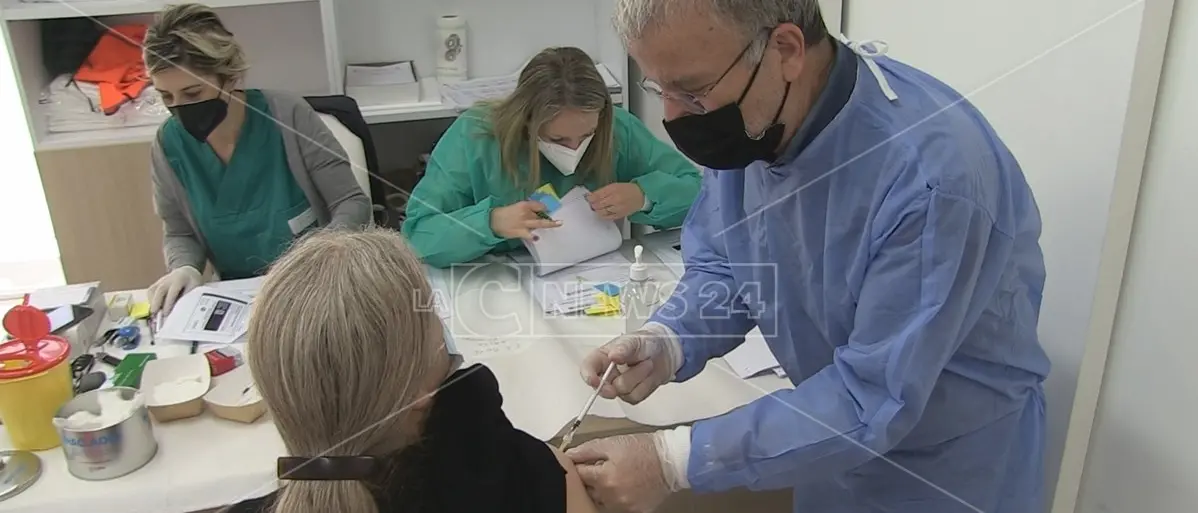 Vaccini anti-Covid, in Calabria somministrate quasi 2mln di dosi. Il 48% ha ultimato il ciclo