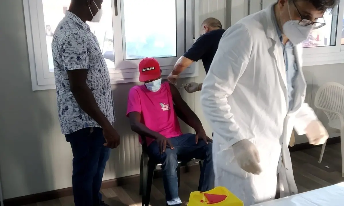 Covid, vaccinati 172 migranti nella tendopoli di San Ferdinando