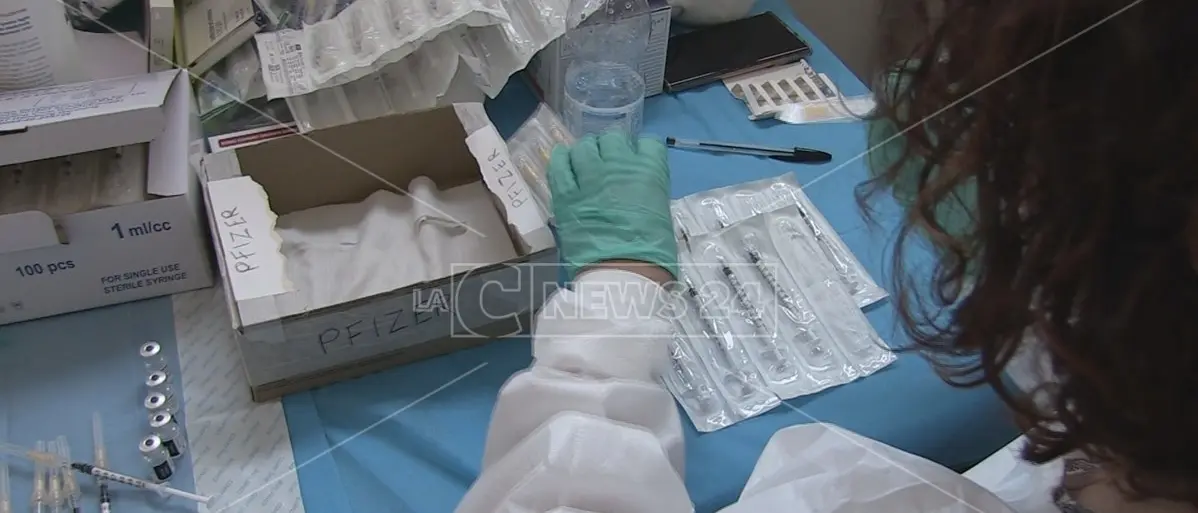 Vaccini anti-Covid, l'Aifa approva Moderna per la fascia d'età 12-17