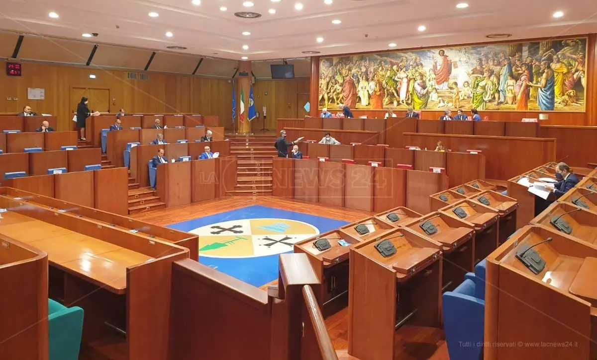 Assunzioni in Consiglio regionale, il movimento di De Magistris: «Ennesimo scempio»