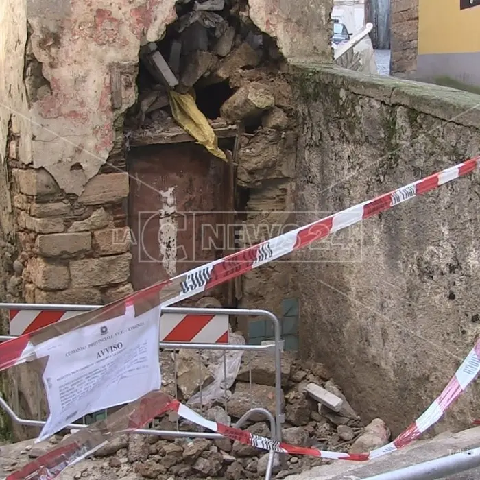 Cosenza, crolli nel centro storico: trekking urbano per protestare contro l’incuria