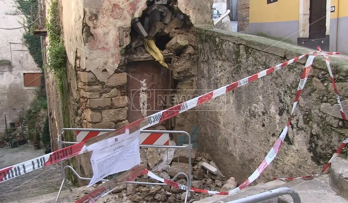 Cosenza, crolli nel centro storico: trekking urbano per protestare contro l’incuria