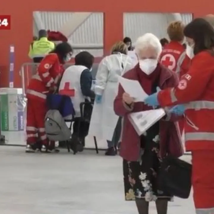 La Croce rossa si “ritira” dai centri vaccinali: strutture a caccia di personale per proseguire la campagna