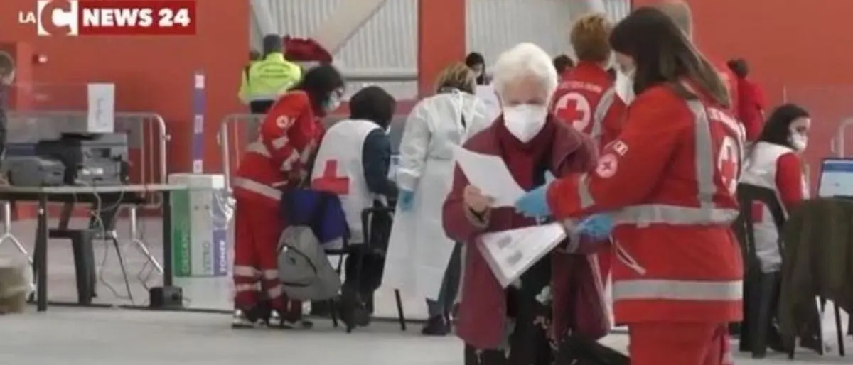La Croce rossa si “ritira” dai centri vaccinali: strutture a caccia di personale per proseguire la campagna