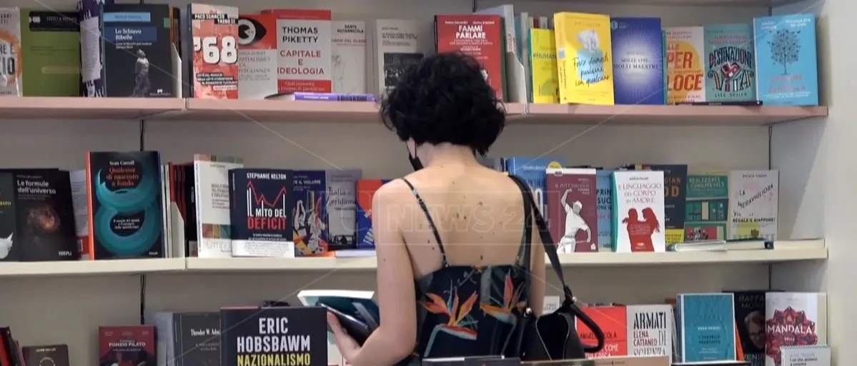 Dai gialli alla caccia ai testi scolastici usati: ecco l’estate in libreria dei calabresi