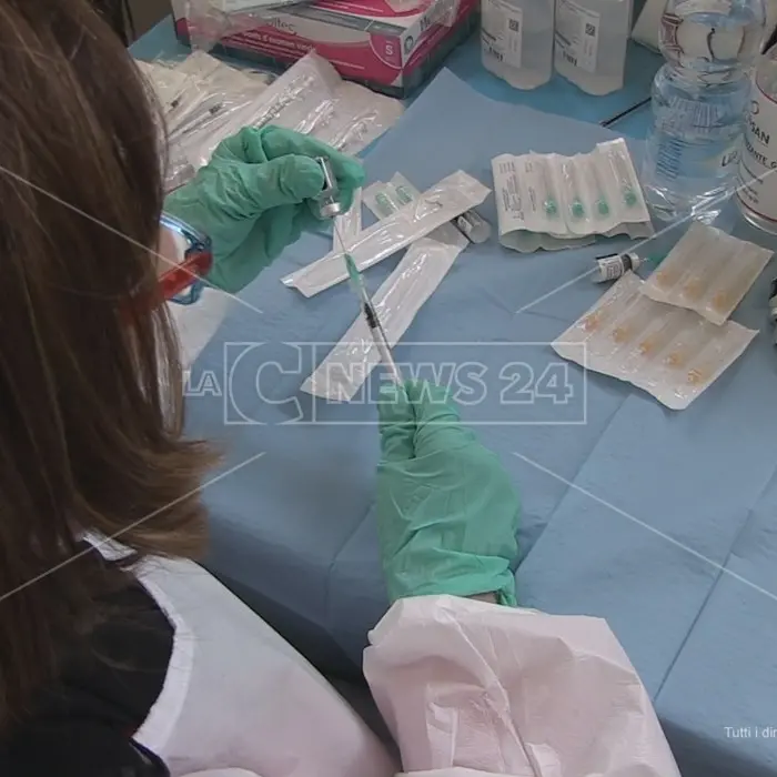 Vaccini anti-Covid, al presidio De Lellis di Catanzaro somministrazioni anche dalle 20 alle 23