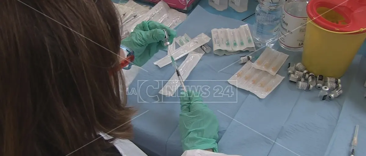 Vaccini anti-Covid, al presidio De Lellis di Catanzaro somministrazioni anche dalle 20 alle 23