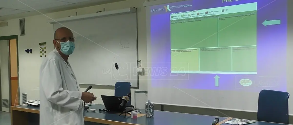 Catanzaro, medici specializzandi senza la borsa che dovrebbe finanziare la Regione: l’accusa dell’università