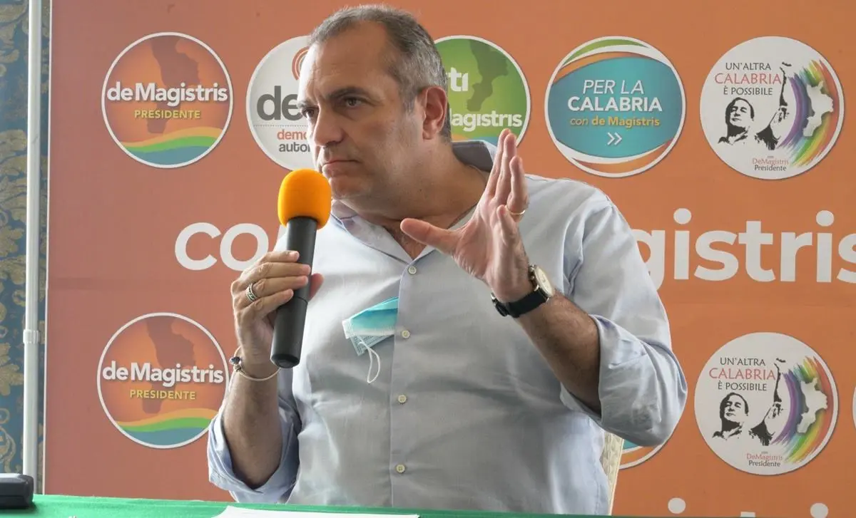 Elezioni, De Magistris in campo con 7 liste «per liberare la Calabria dalla mafie»