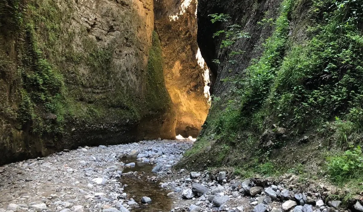 Monoliti, canyon e cascate: lo spettacolo delle Valli Cupe tra i comuni di Sersale e Zagarise