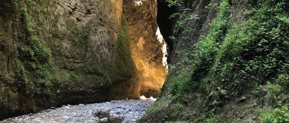Monoliti, canyon e cascate: lo spettacolo delle Valli Cupe tra i comuni di Sersale e Zagarise