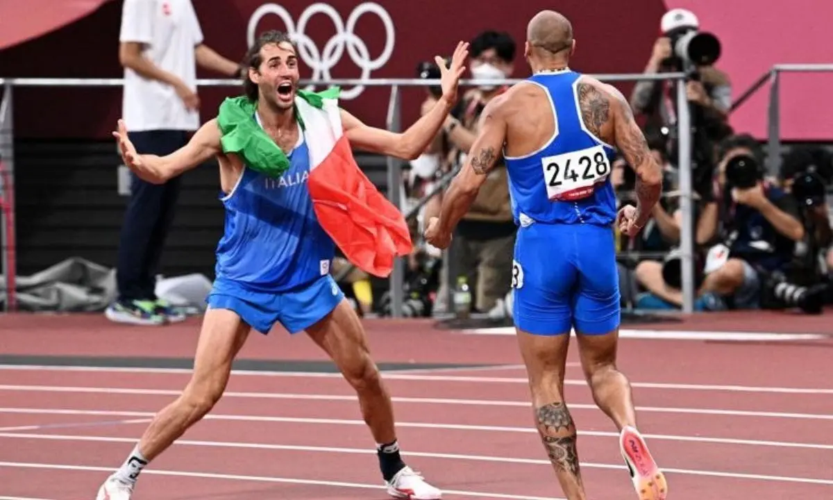 Tokyo2020, l’Italia corre più veloce e salta più in alto di tutti: Jacobs e Tamberi vincono la medaglia d’oro