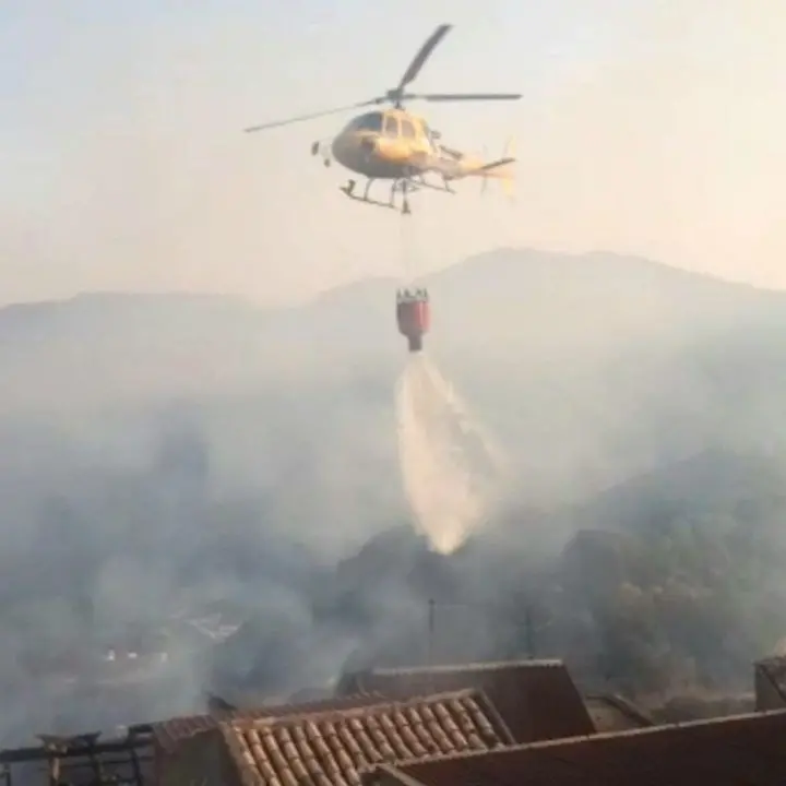 Incendi Calabria, 98 roghi in 24 ore: 76 squadre impegnate nelle operazioni di spegnimento
