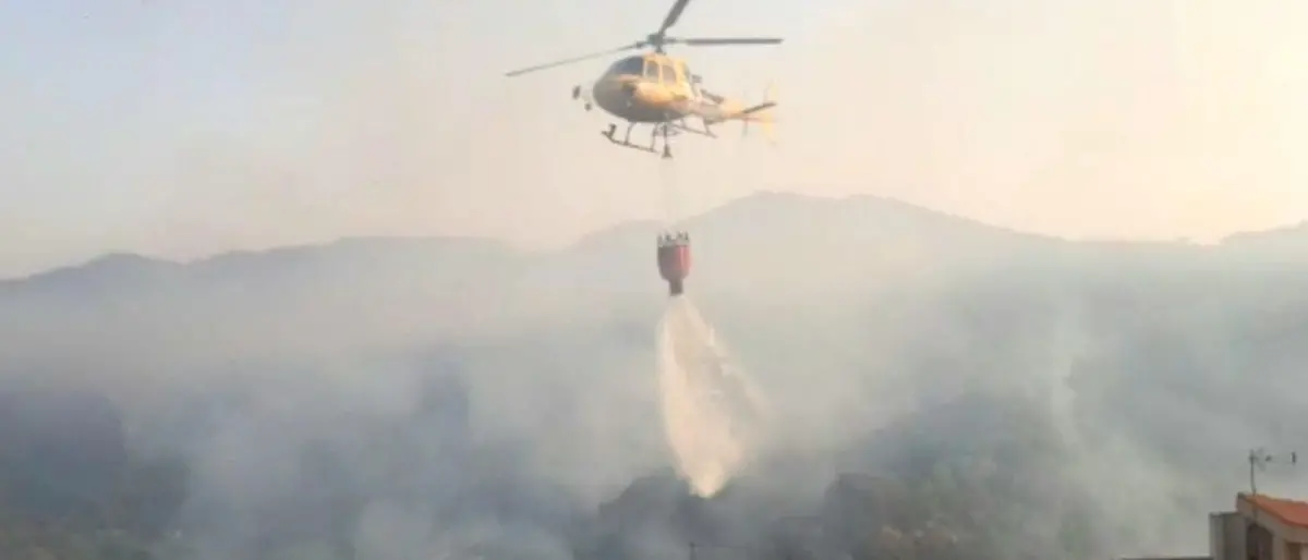 Incendi Calabria, 98 roghi in 24 ore: 76 squadre impegnate nelle operazioni di spegnimento