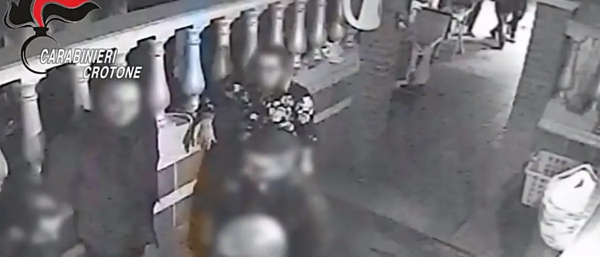 Fiumi di droga nel Soveratese e minori utilizzati come corrieri, 29 indagati: i nomi