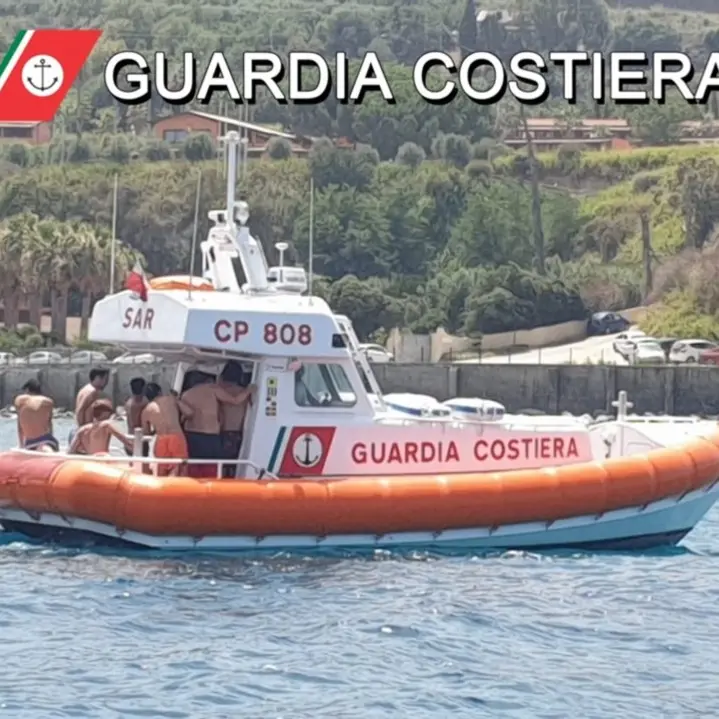 Paura nel Vibonese, barca affonda e sette ragazzi finiscono in mare: salvati dalla Guardia costiera